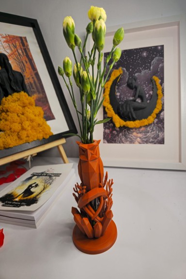 Vazǎ decorativă „Veghe” – simbol al liniștii care rămâne - imagine 2